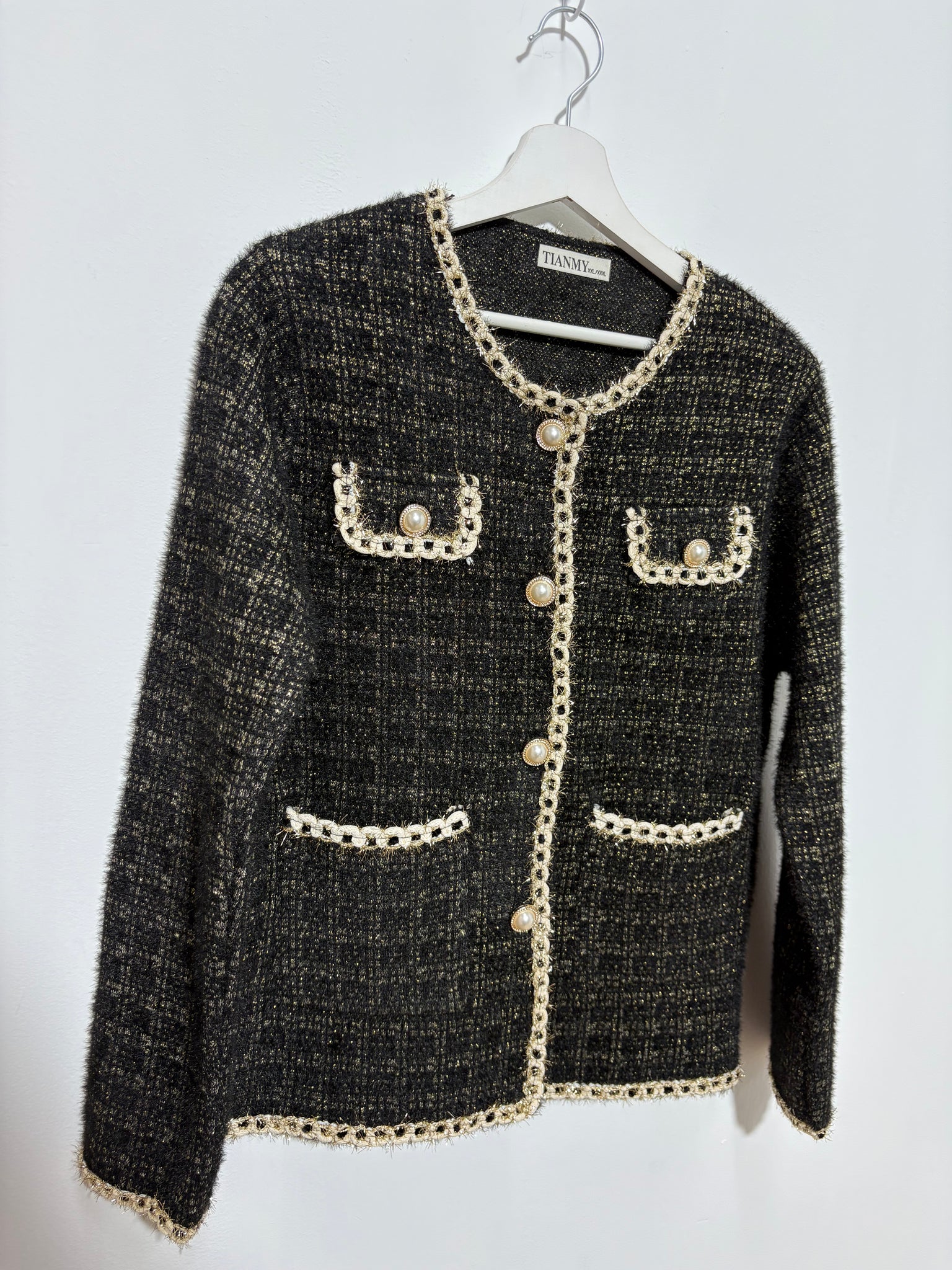 Chaqueta corte  mujer “Sierra Morena” en tono negro con ribete dorado y botones de perla – Trapío